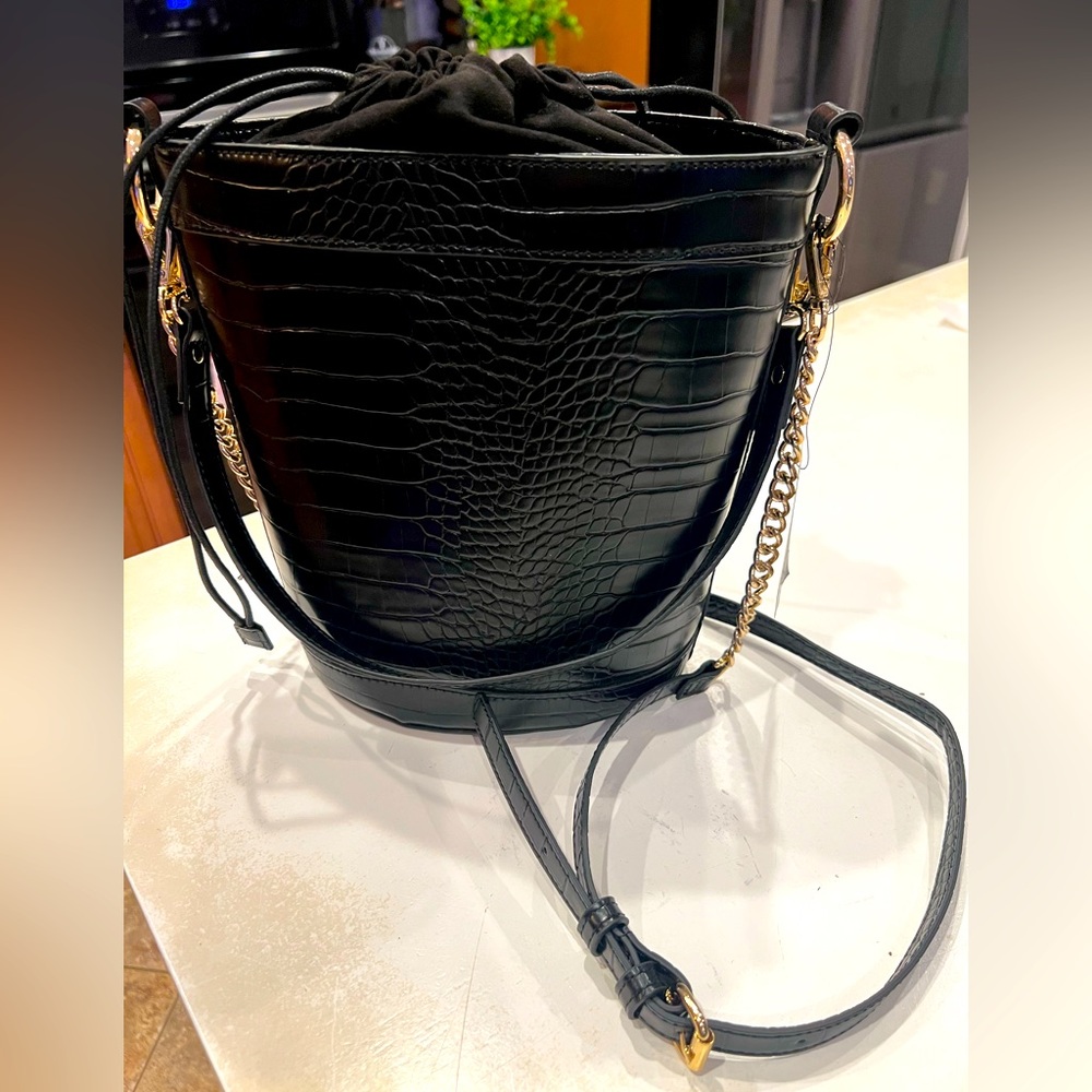 NWT I.N.C International Concepts Black/Gold Ajae Bucket Purse 10” h x 10” w